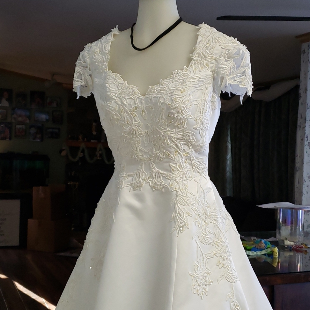 HOST PICK. Oleg Cassini Cap Sleeve Wedding Gown Size 4 - Picture 7 of 15